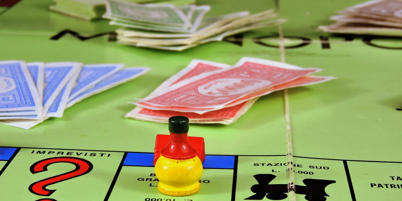 Speel Monopoly met echt geld